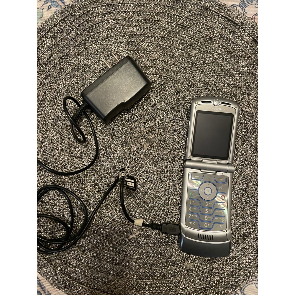 Motorola RAZR V3m Flip Phone Verizon Gray Cellular Device with Charger